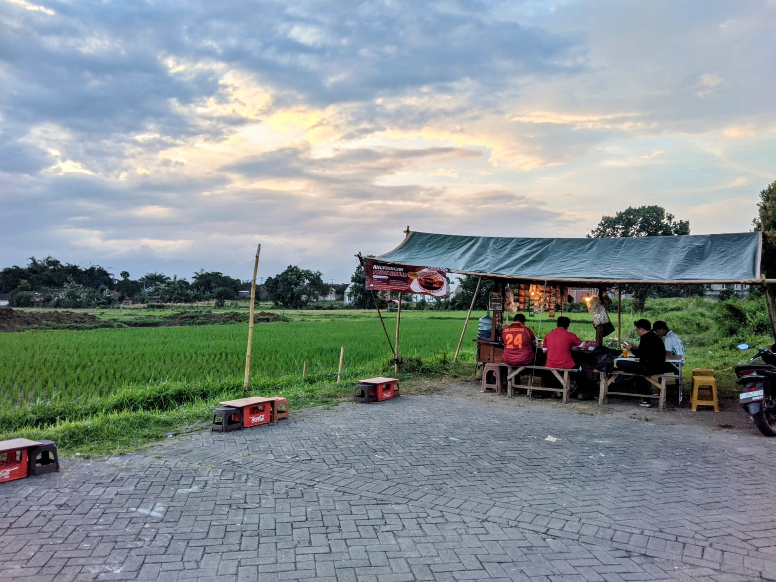 Suasana Angkringan Tepi Sawah